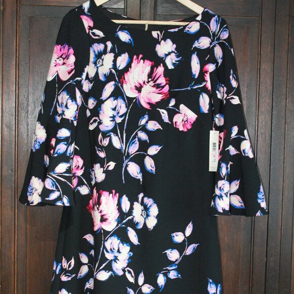 Beautiful Eliza J thigh length dress with bell 3/4 length sleeves - Picture 1 of 4